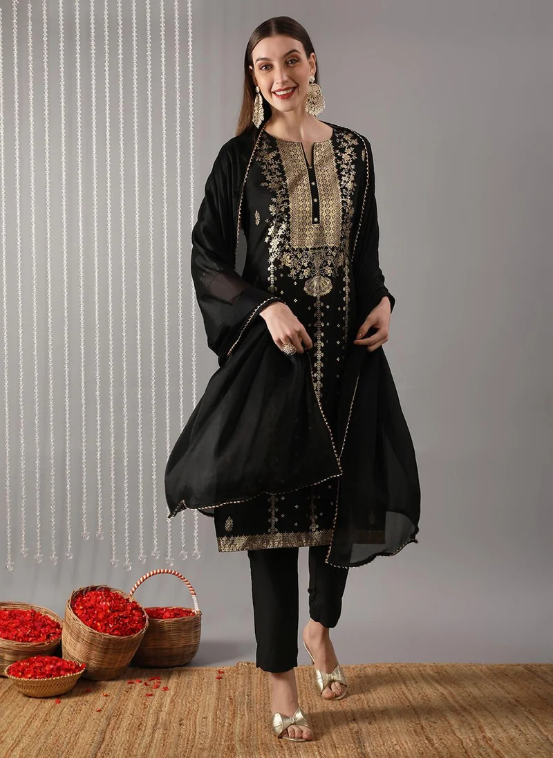 جلو باص طقم نسائي جلوبس أسود بياقة مستديرة مطبوع باللون الذهبي مع بنطلون ودوباتا غوتا باتي للمناسبات